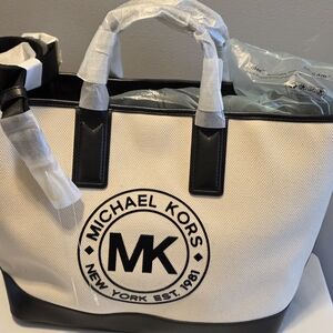 BRAND NEW Michael Kors Cream and Black Canvas Tote - Your New Summer Bag 👜
